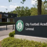 Ingang van de City Football Academy Lommel met een discreet Lommel SK-clubanker.