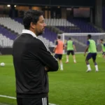 Vitor Bruno kijkt langs de zijlijn toe tijdens een extra training van Anderlecht in het Lotto Park.