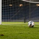 Een leeg doel met bal en doelnet op een voetbalveld na een wedstrijd.