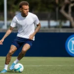 Noa Lang tijdens een training van Napoli op het oefenveld.