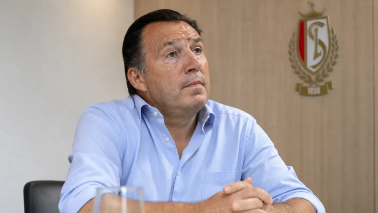 Marc Wilmots tijdens een rustig interview in een clubruimte van Standard Luik.