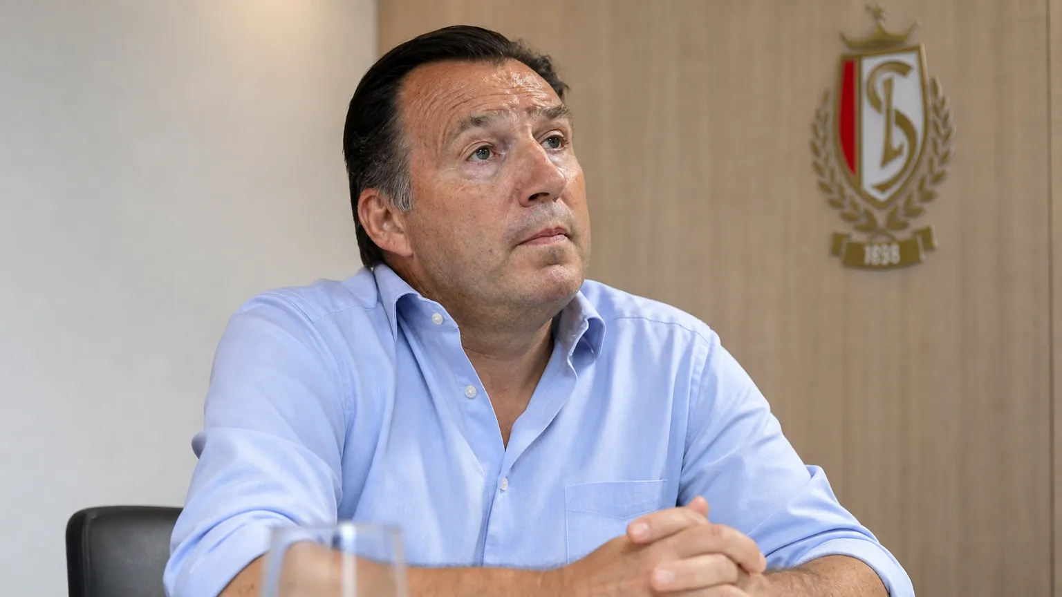 Marc Wilmots tijdens een rustig interview in een clubruimte van Standard Luik.