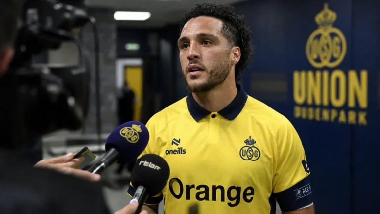 Een Union-speler in de mixed zone van het Dudenpark.