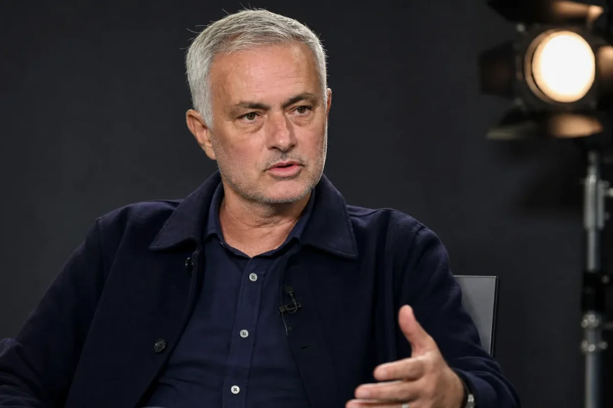 José Mourinho spreekt in een rustige documentaire-interviewsetting.