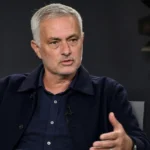 José Mourinho spreekt in een rustige documentaire-interviewsetting.