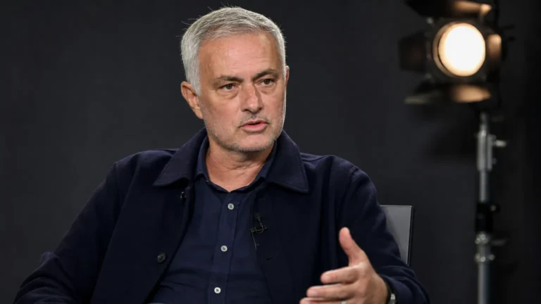 José Mourinho spreekt in een rustige documentaire-interviewsetting.