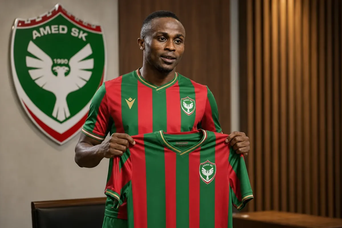 Yira Sor poseert met het shirt van Amedspor tijdens zijn officiële voorstelling.