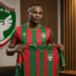 Yira Sor poseert met het shirt van Amedspor tijdens zijn officiële voorstelling.