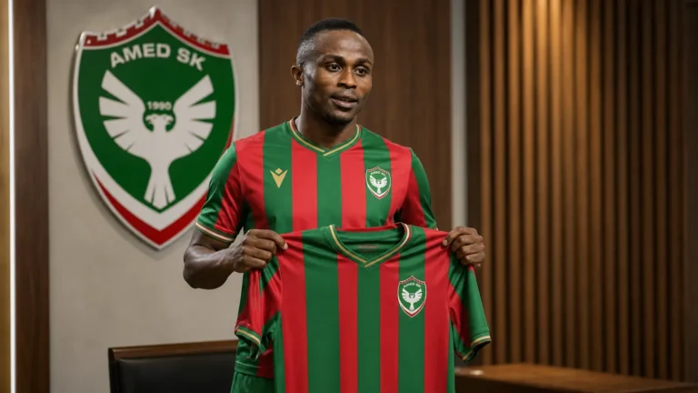 Yira Sor poseert met het shirt van Amedspor tijdens zijn officiële voorstelling.