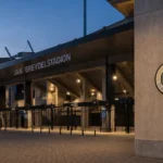 De ingang van het Jan Breydelstadion met een discreet Club Brugge-embleem.