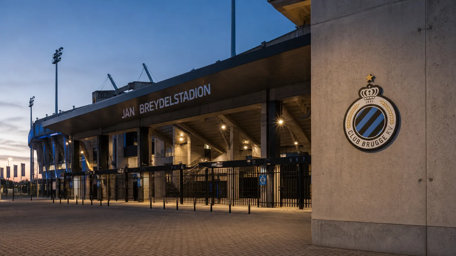 De ingang van het Jan Breydelstadion met een discreet Club Brugge-embleem.