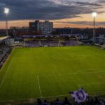 Het paars-witte Olympisch Stadion op het Kiel met het veld en de compacte tribunes van Beerschot in avondlicht.