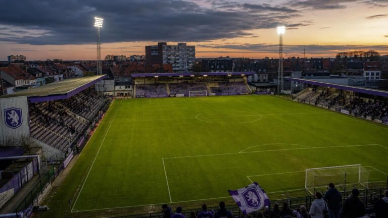 Het paars-witte Olympisch Stadion op het Kiel met het veld en de compacte tribunes van Beerschot in avondlicht.