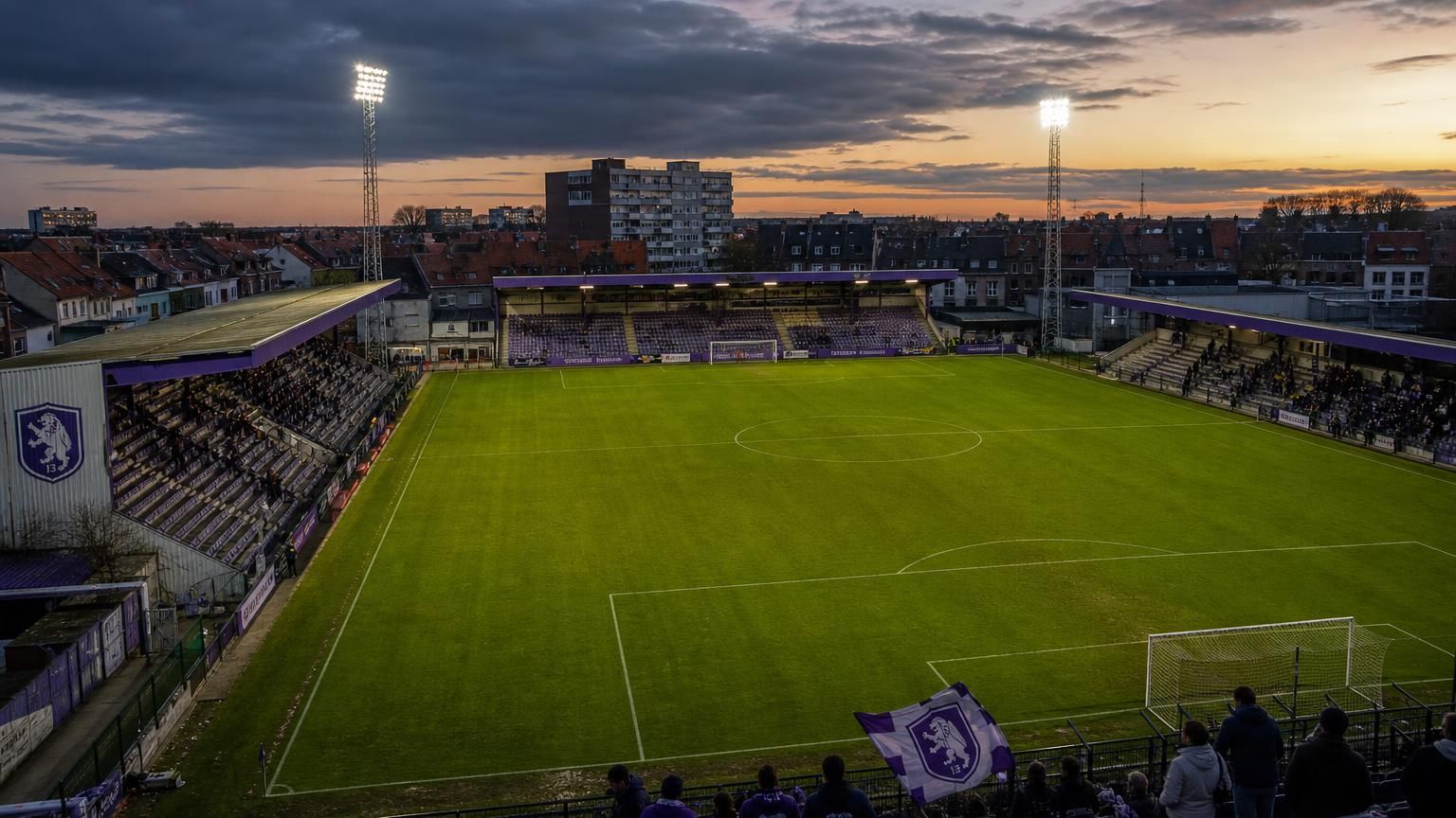 Het paars-witte Olympisch Stadion op het Kiel met het veld en de compacte tribunes van Beerschot in avondlicht.
