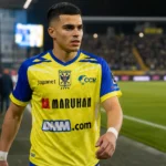 Ilias Sebaoui op het veld in zijn geel-blauwe wedstrijdtenue na een wedstrijd.