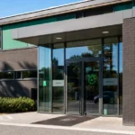 De ingang van het clubgebouw van Cercle Brugge met een discreet clubembleem.