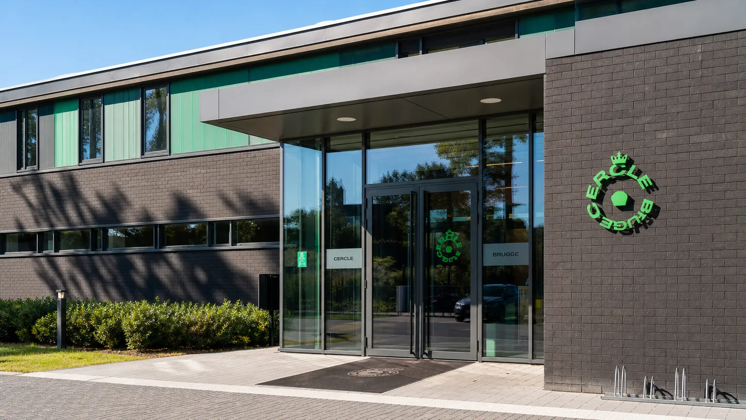 De ingang van het clubgebouw van Cercle Brugge met een discreet clubembleem.