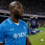 Romelu Lukaku in het tenue van Napoli op het voetbalveld.