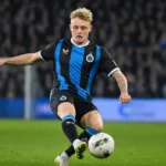 Joaquin Seys in het tenue van Club Brugge tijdens een voetbalmoment in het stadion.