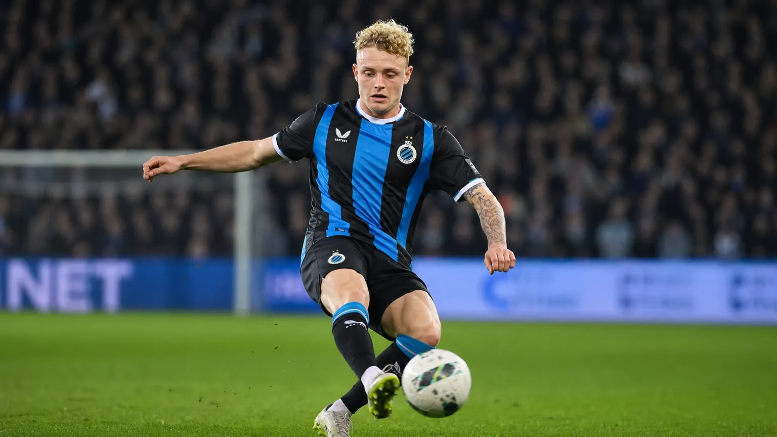 Joaquin Seys in het tenue van Club Brugge tijdens een voetbalmoment in het stadion.