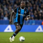 Carlos Forbs in het blauw-zwarte shirt van Club Brugge tijdens een wedstrijdmoment.