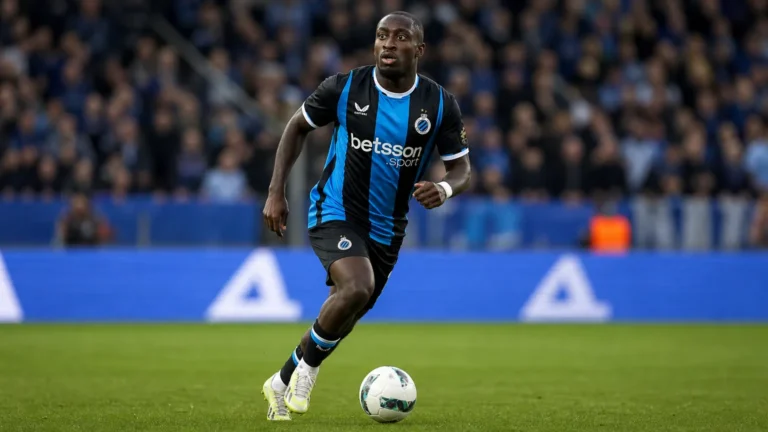Carlos Forbs in het blauw-zwarte shirt van Club Brugge tijdens een wedstrijdmoment.