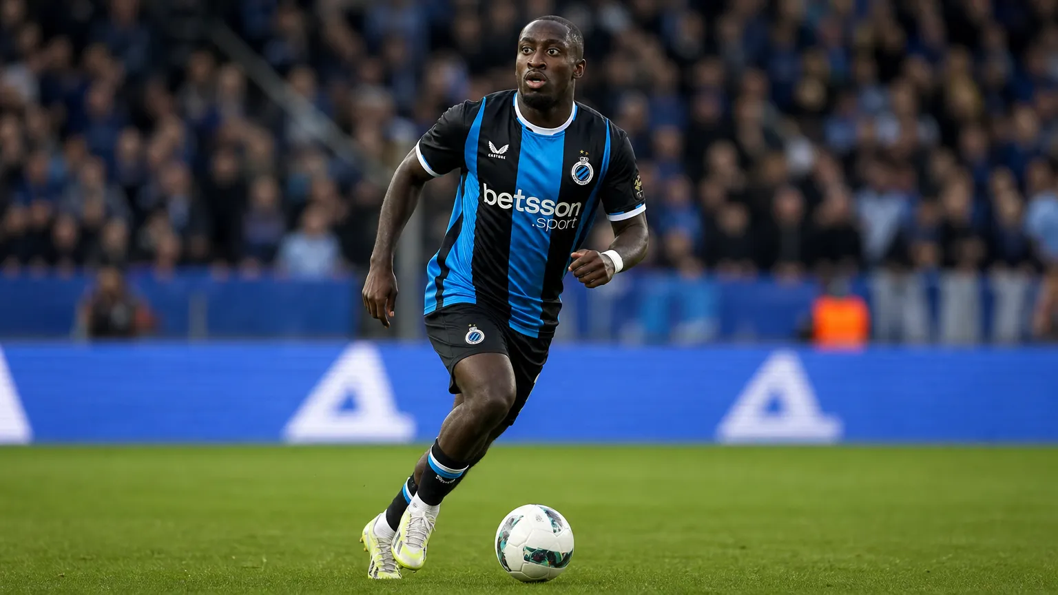 Carlos Forbs in het blauw-zwarte shirt van Club Brugge tijdens een wedstrijdmoment.