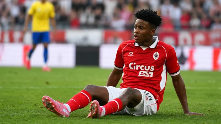 Carlos Mejia van Antwerp zit op het veld na zijn blessure.