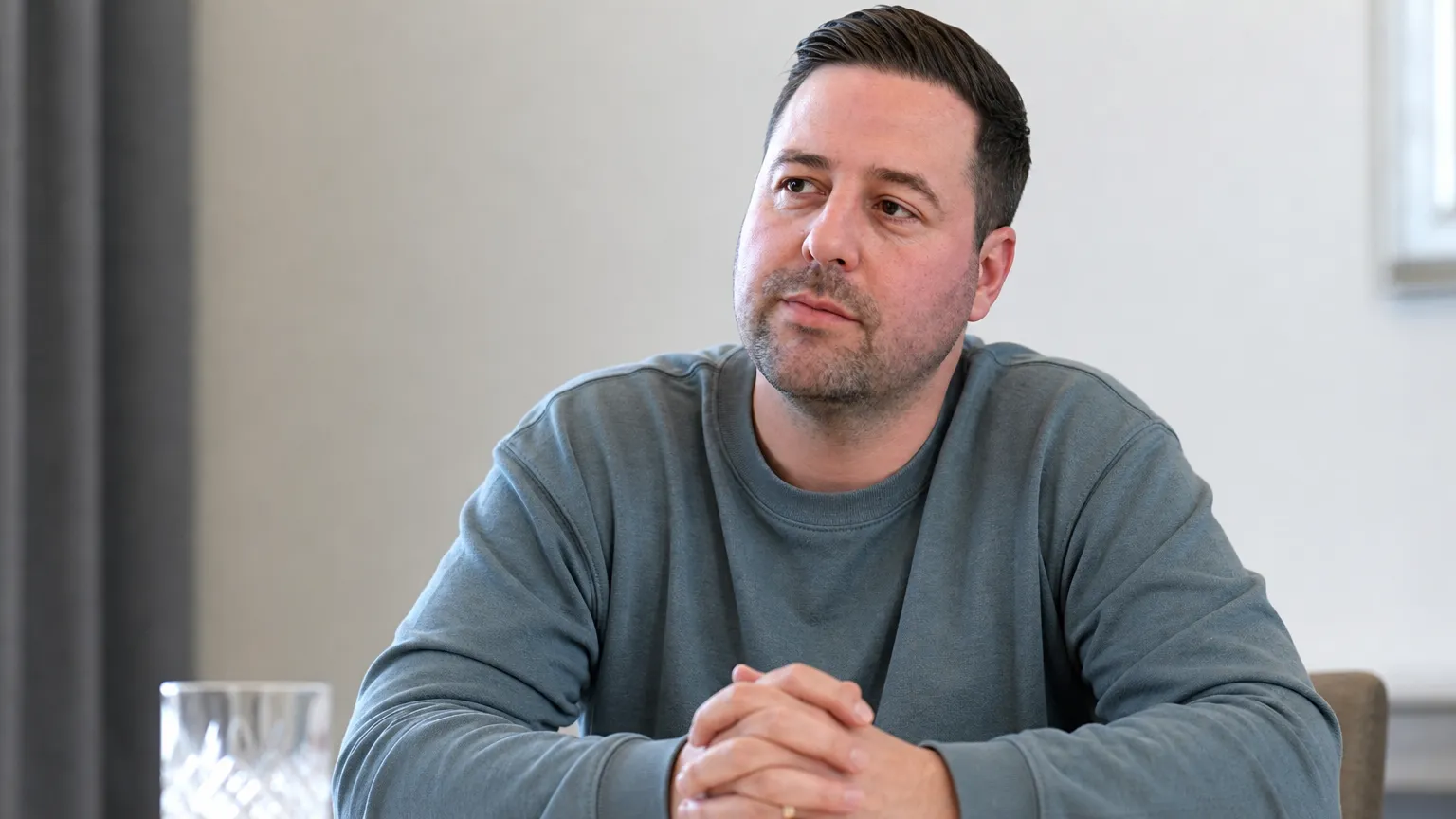 Frank Boeckx tijdens een rustig indoorinterview in een grijze trui.
