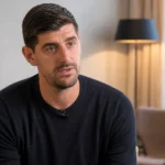 Thibaut Courtois tijdens een rustig interviewmoment in een neutrale binnenruimte.