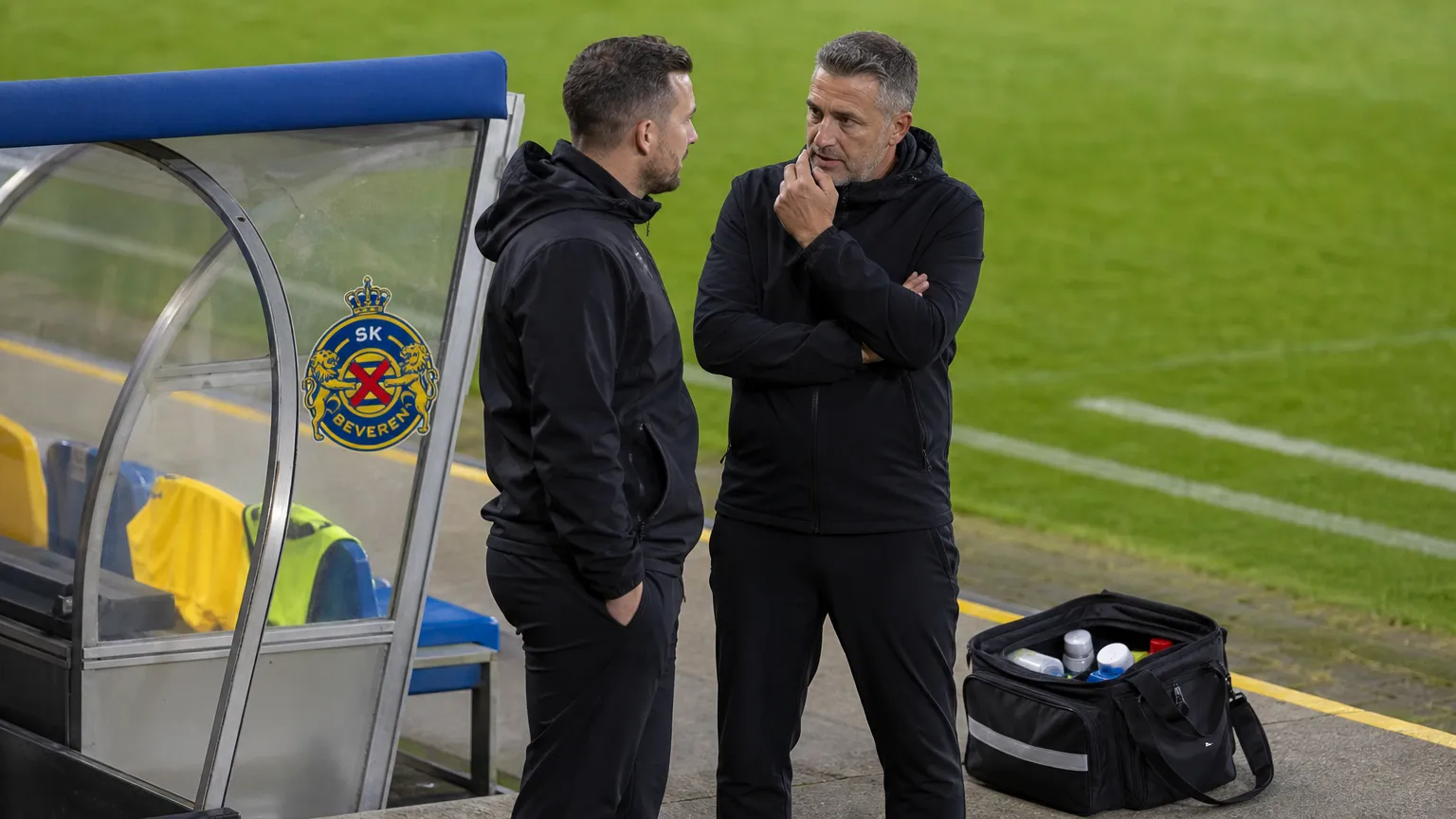 De medische zone naast de dug-out van SK Beveren tijdens een wedstrijd.