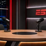 Lege ESPN-opnamestudio met microfoons aan een gesprekstafel.