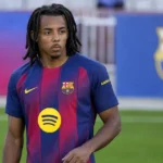 Jules Koundé in het tenue van FC Barcelona op het veld.