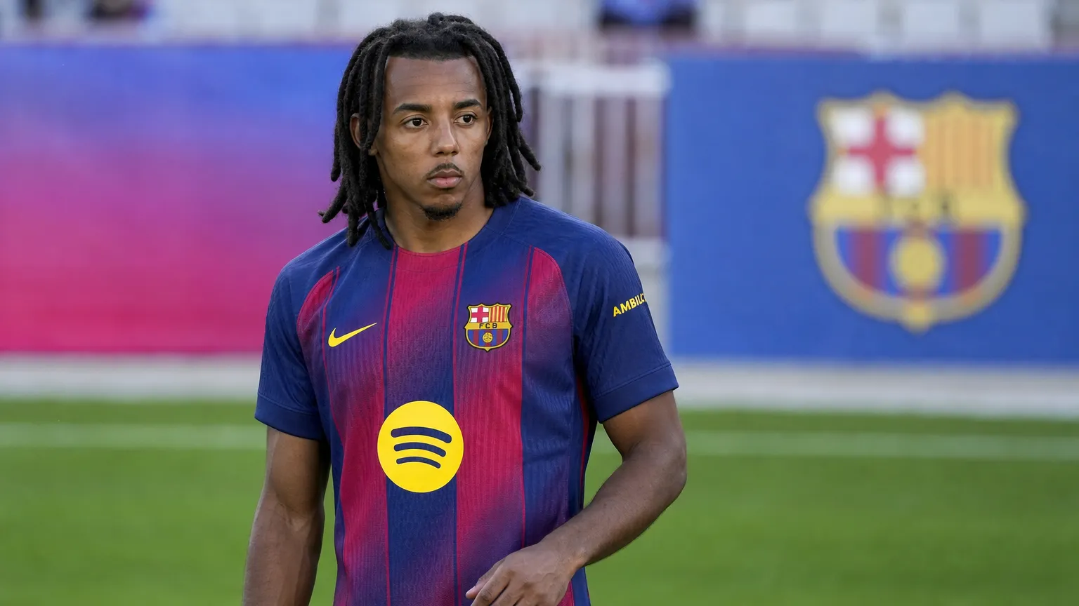 Jules Koundé in het tenue van FC Barcelona op het veld.
