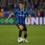 Nicolo Tresoldi in een blauw-zwart wedstrijdshirt tijdens een spelmoment op het veld.
