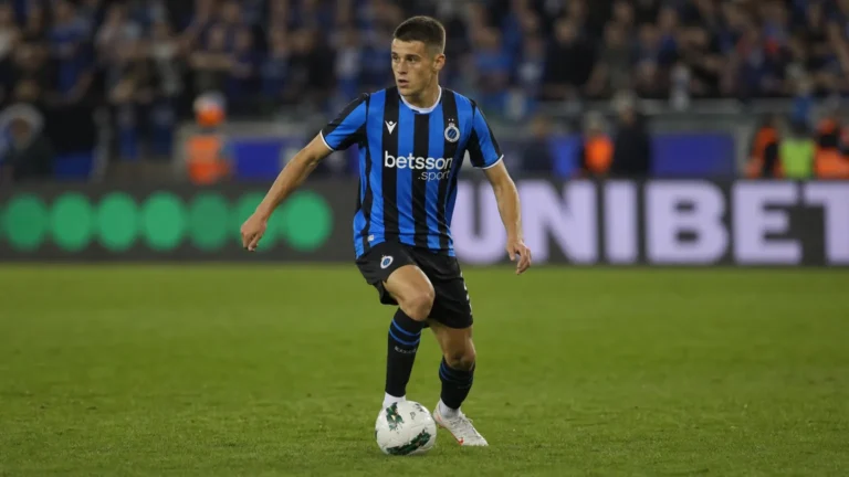Nicolo Tresoldi in een blauw-zwart wedstrijdshirt tijdens een spelmoment op het veld.