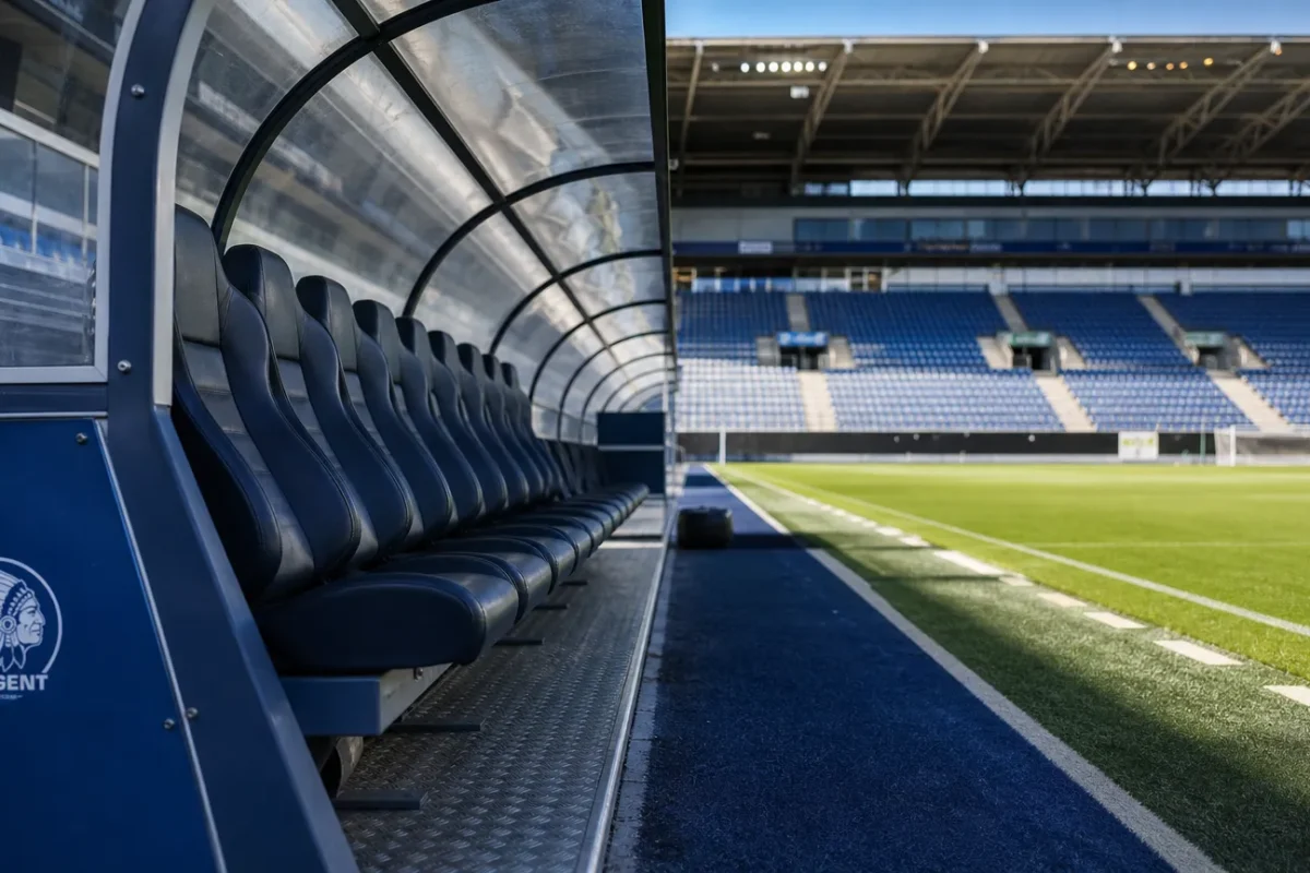 De lege technische zone van KAA Gent in een voetbalstadion voor een Europese wedstrijd.