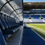 De lege technische zone van KAA Gent in een voetbalstadion voor een Europese wedstrijd.