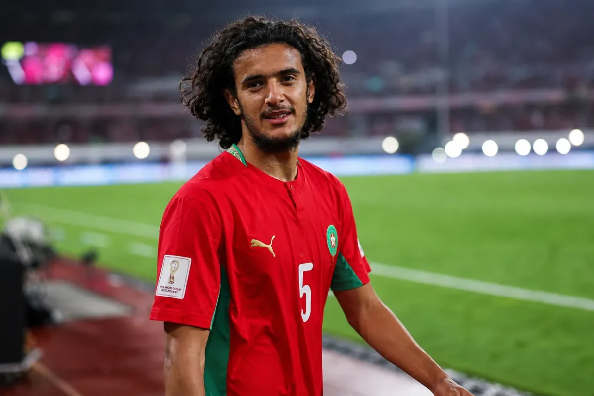 Ayyoub Bouaddi in het rode tenue van Marokko aan de rand van het veld.