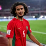 Ayyoub Bouaddi in het rode tenue van Marokko aan de rand van het veld.