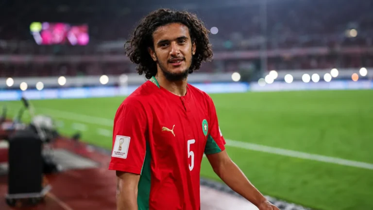 Ayyoub Bouaddi in het rode tenue van Marokko aan de rand van het veld.