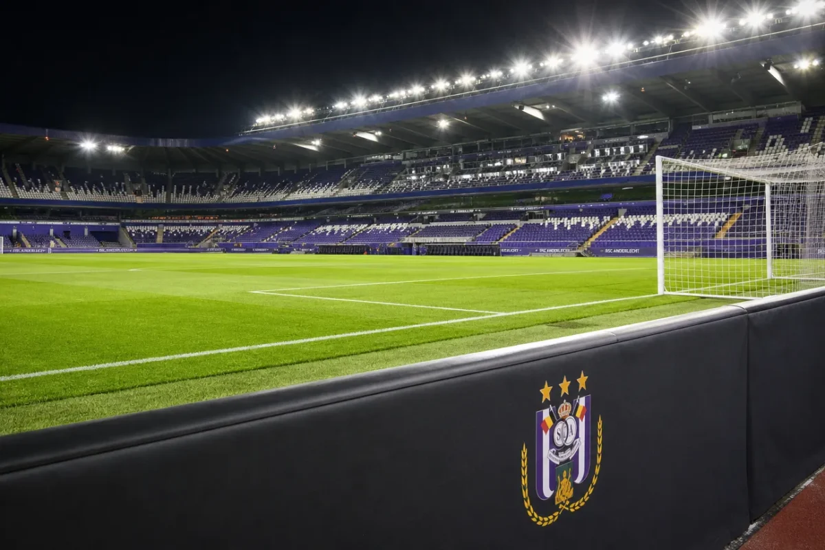 Het verlichte veld van het Lotto Park in aanloop naar een Europese kwalificatiewedstrijd van RSC Anderlecht.