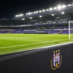 Het verlichte veld van het Lotto Park in aanloop naar een Europese kwalificatiewedstrijd van RSC Anderlecht.