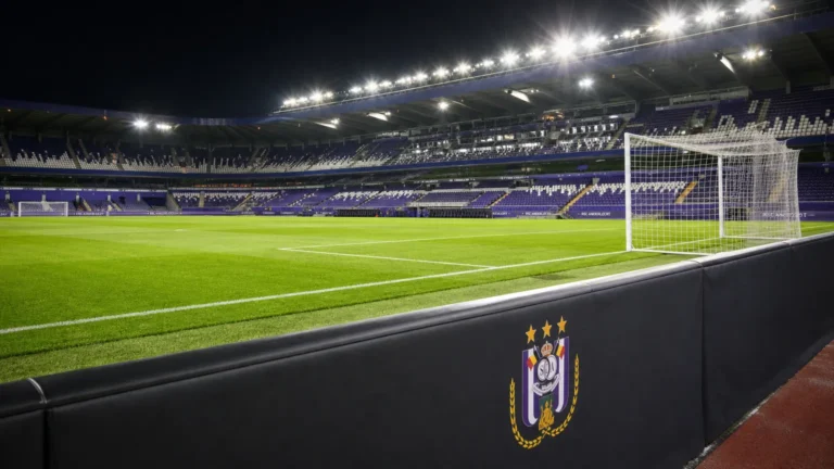 Het verlichte veld van het Lotto Park in aanloop naar een Europese kwalificatiewedstrijd van RSC Anderlecht.
