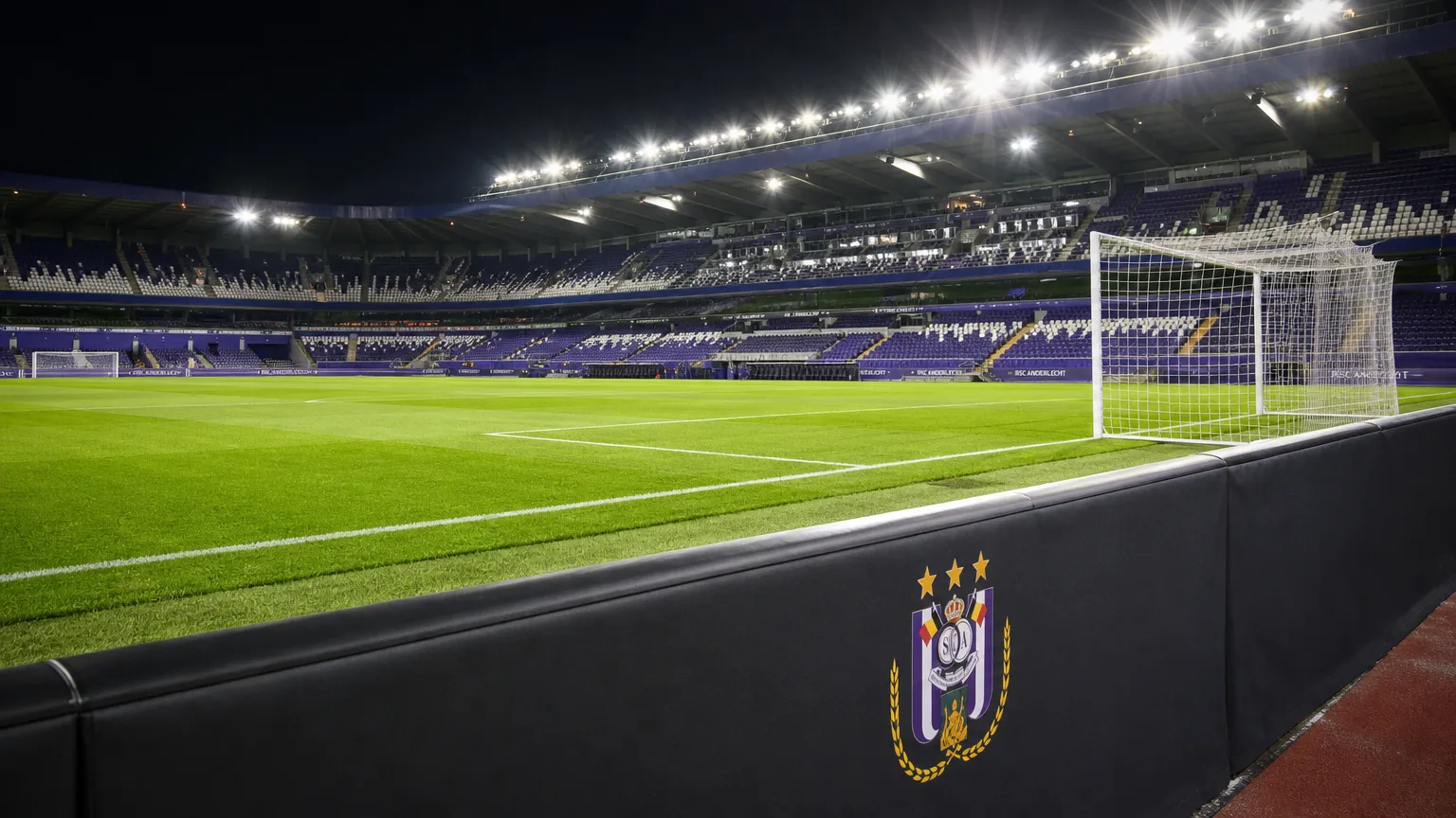 Het verlichte veld van het Lotto Park in aanloop naar een Europese kwalificatiewedstrijd van RSC Anderlecht.
