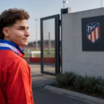 Julián Álvarez in een rood trainingsjack op het trainingscomplex van Atlético Madrid.