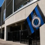 De ingang van het stadion van Club Brugge met een blauw-zwarte clubvlag.