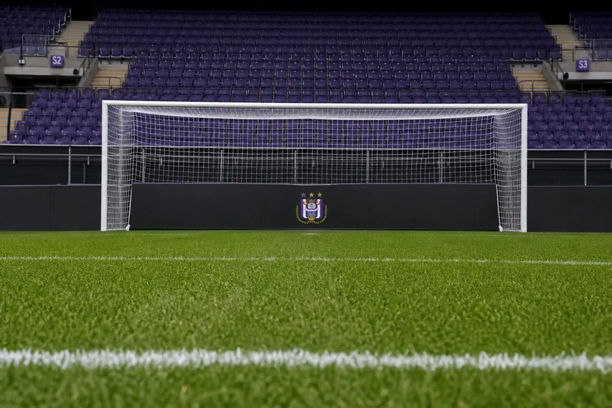 Leeg doel met een discreet RSC Anderlecht-clubanker in het Lotto Park.