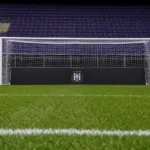 Leeg doel met een discreet RSC Anderlecht-clubanker in het Lotto Park.