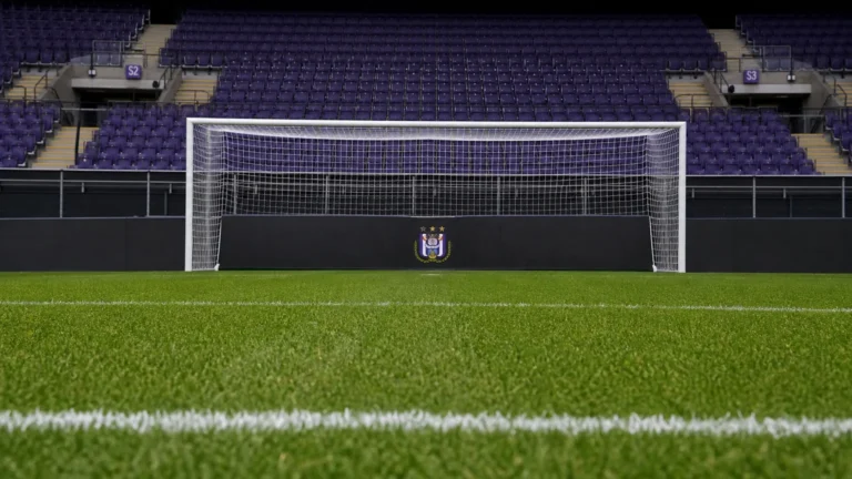 Leeg doel met een discreet RSC Anderlecht-clubanker in het Lotto Park.